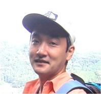 帽子を被ってリュックを背負っている男性の写真