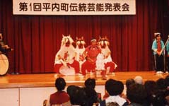 髪の長い鬼の姿をした人たちが舞台でポーズを決めている写真