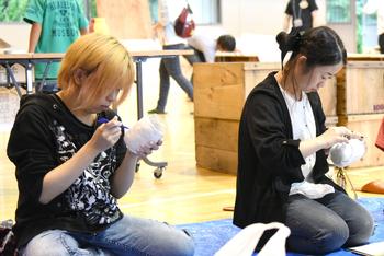 白い瓶に手を加える2人の女性の写真