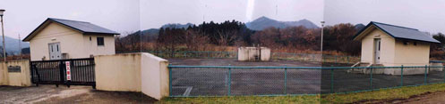 松野木浄水場の外観を写した横長のパノラマ写真