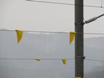 電線に三角形の黄色い旗が取り付けられている写真