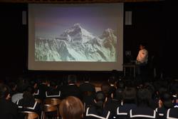 雪山が映されているプロジェクタースクリーンを見ている生徒たちの写真